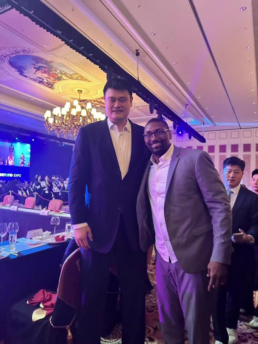 阿泰斯特曬與姚明合照：這是我最喜歡的隊(duì)友 姚??！