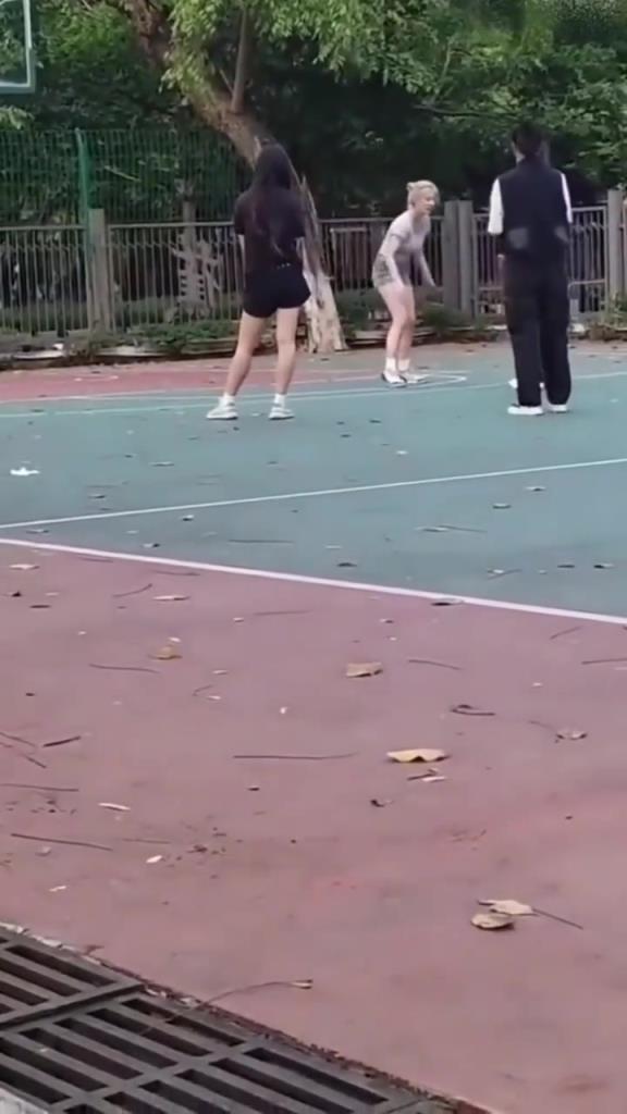 上來(lái)就背打女生的男人，真的活該沒(méi)有女朋友啊