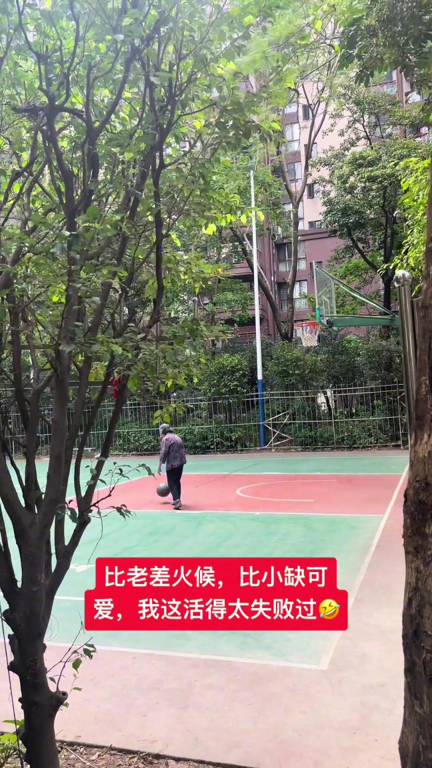 這阿婆單手一投一個準(zhǔn)，姜還是老的辣