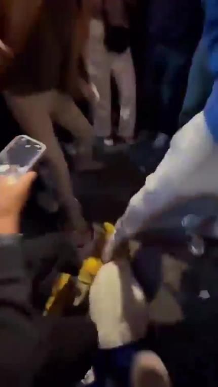 驚！尼克斯大勝步行者后，哈利伯頓遭主場球迷群毆