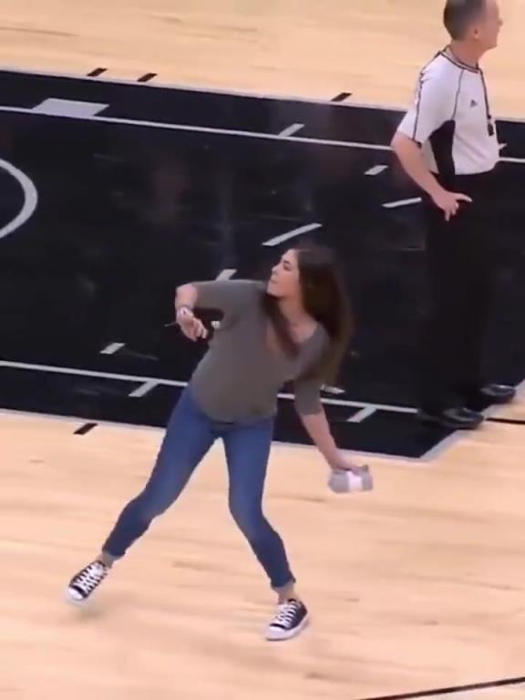 不愧是美國女籃主力，普拉姆的力量太嚇人了