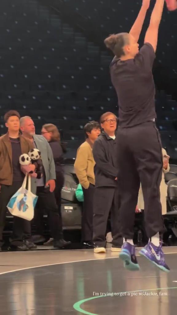 71歲成龍現(xiàn)身巴克萊中心看女籃比賽：她們投籃怎么那么準?。?！