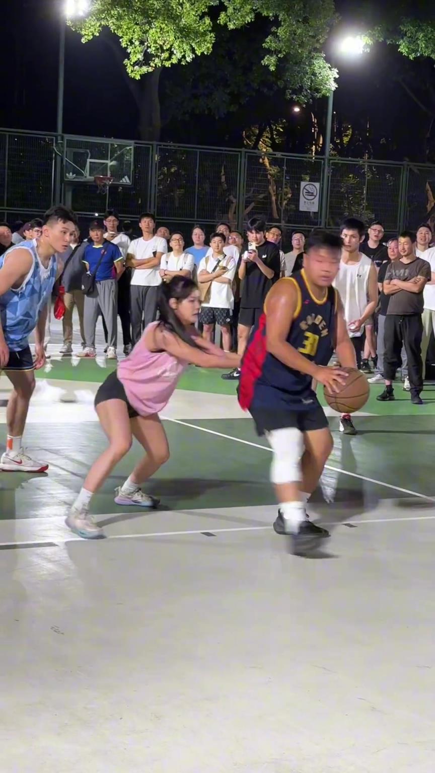 這哥們看見防自己的是女生，一個(gè)勁背打，球也不傳了